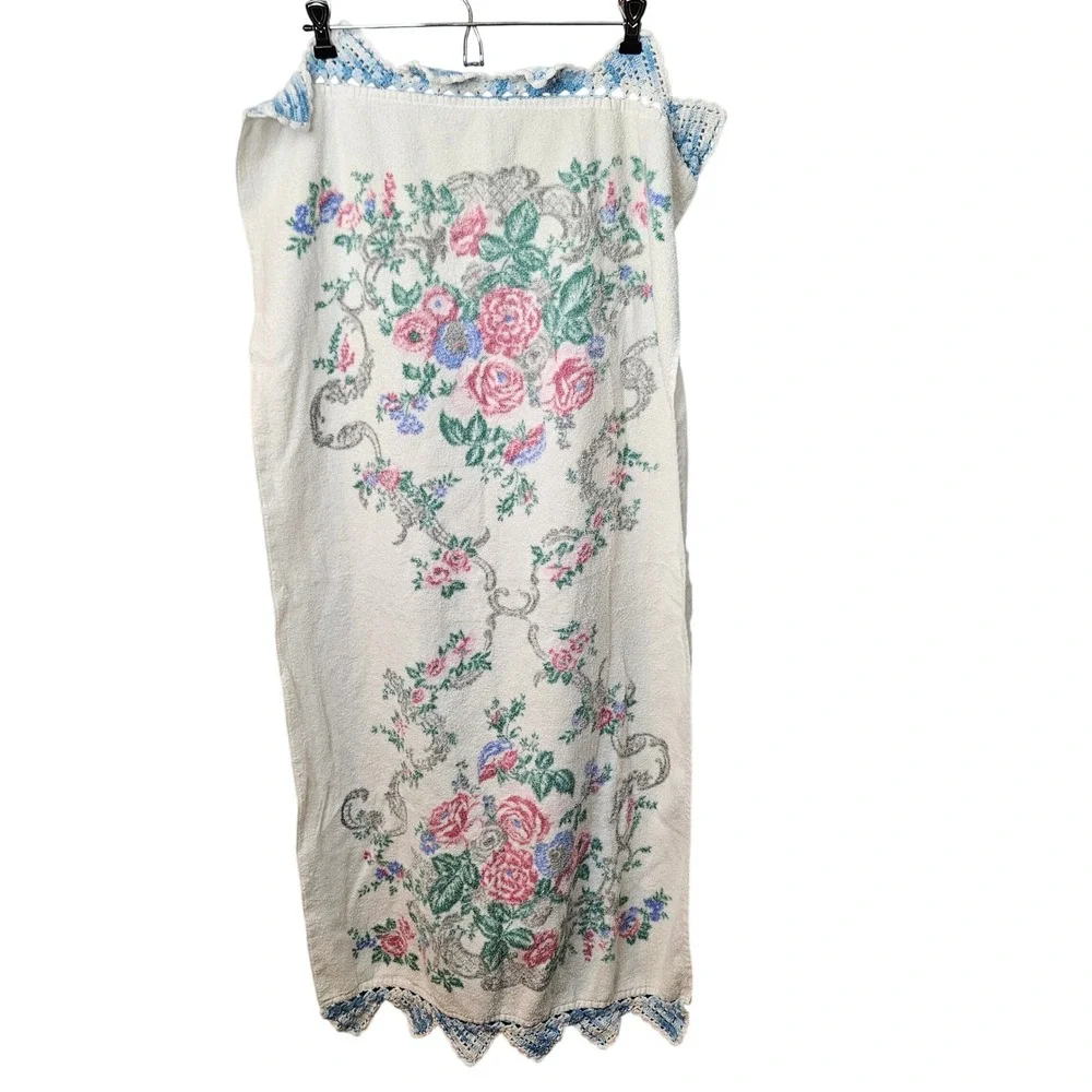 Vtg Floral Rose Bath Towel Blue White Crocheted Lace‎ Trim Shabby Chic 21